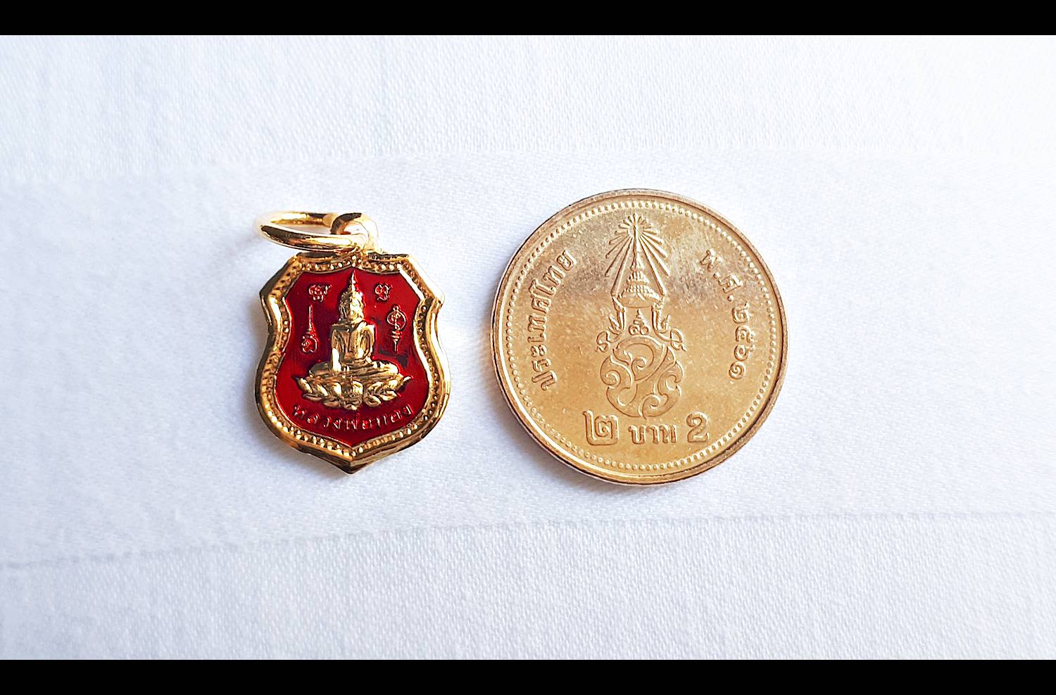 เหรียญหลวงพ่อทอง วัดเขาตะเครา (เหรียญเม็ดแตง จิ๋ว ทรงโลห์) เนื้อกระไหล่ทอง ลงยาสีแดง ปี2555-2556 (ออกจากปลุกเสกแล้วจากวัดเขาตะเครา)