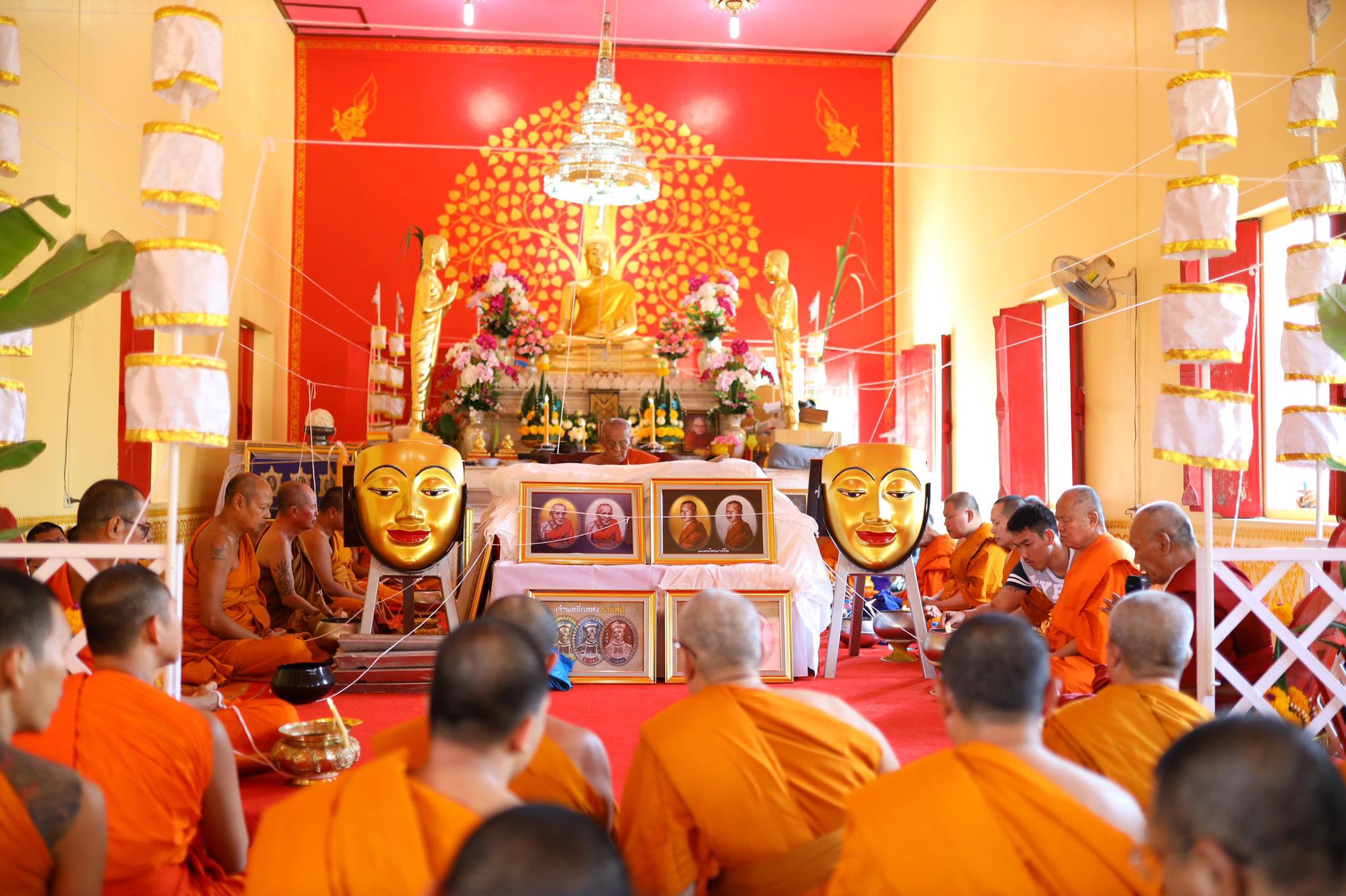 ล็อกเก็ต ฉากทอง ตอกโค็ด (หลังฝัง ผงมวลสาร/เกศา/จีวร/พระชัยวัฒน์ เนื้อเงินแท้/ตะกรุด ทองคำ-เงิน แท้) ปี2562-2563 (สร้าง19องค์) - หลวงพี่เก่ง วัดท่าเสา จ.สมุทรสาคร