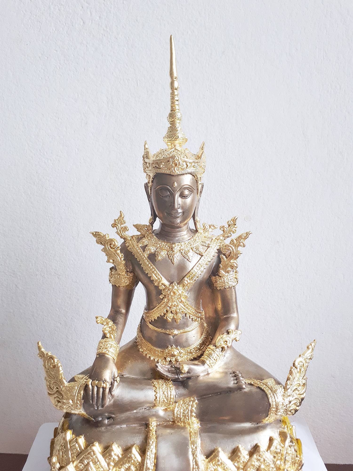 รูปหล่อ พระพุทธรูป พระจักรพรรดิ์ ปางทรงเครื่องพระจักพรรดิ์ (เนื้อทองเหลือง ขัดเงาเงิน 2กษัตริย์ ทรงเครื่องปิดทอง หน้าตัก 8-9นิ้ว)