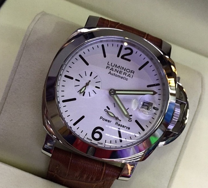 นาฬิกา Panerai Luminor รุ่น Power Reserve สีเงิน สายหนังสีนํ้าตาล หน้าปัดขาว (Pam 090)