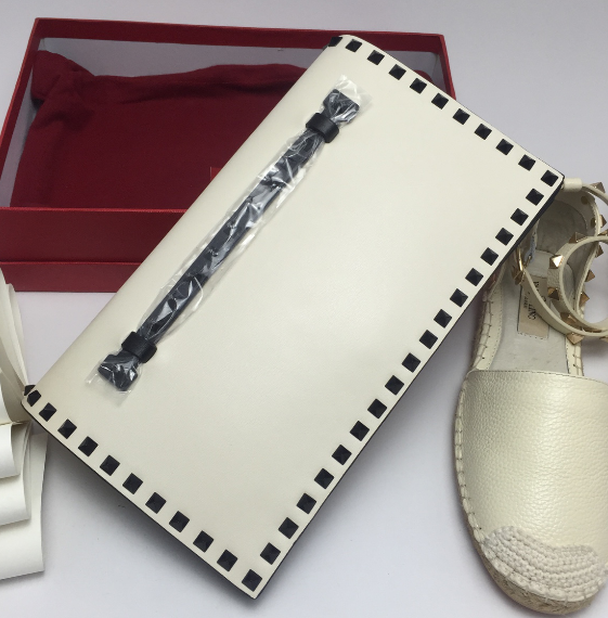 กระเป๋าคลัช valen rockstud clutch สีขาว แบบสอดมือได้