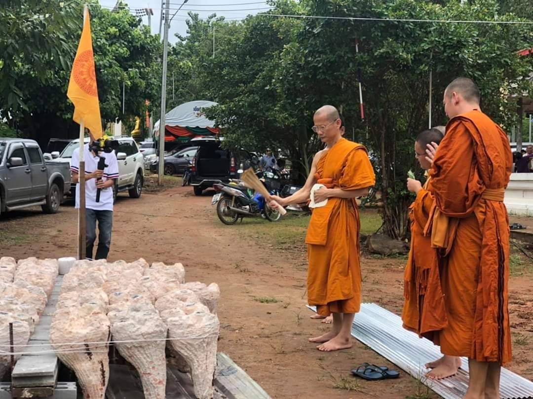 รูปหล่อ พระปัจเจกพระพุทธเจ้า (พระเกศ2แฉก ตามแบบวัดท่าซุง) ฐานด้านหลังยันต์มหาเศรษฐีเงินล้าน เนื้อทองเหลือง ปี2562 (องค์ใหญ่ขนาดบูชา ขนาด หน้าตัก9นิ้ว ฐาน12นิ้ว ลึก7นิ้ว สูง16นิ้ว) - หลวงพ่อเล็ก วัดท่าขนุน