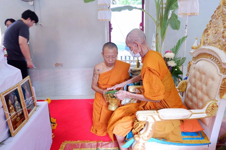 พระนางพญา(มนต์พระกาฬ) หลังพระสีวลี ปัดผงเงิน เนื้อผง ปี2562