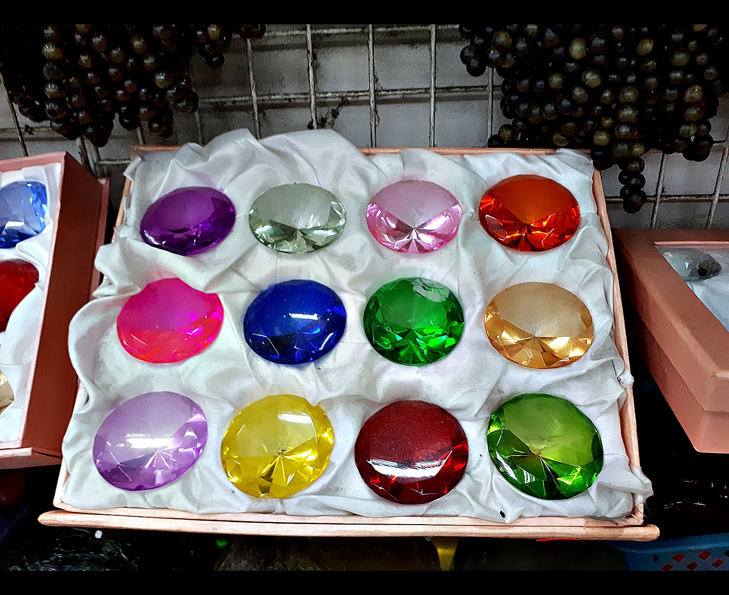 แก้วสี ทรงเพรชกระรัต