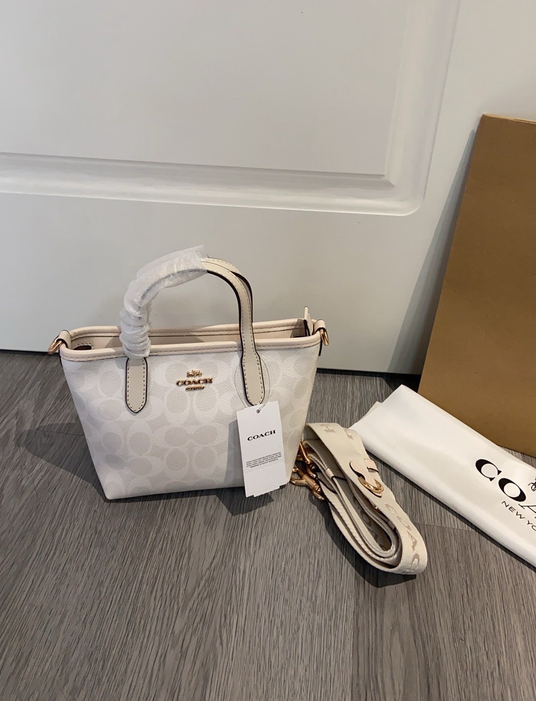 COACH City Mini Tote Bag CW032 (แอดไลน์ก่อนสั่งซื้อ)