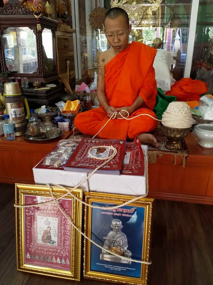 แผ่นภาพ หลวงพ่อกวย นั่ง อธิษฐานทำน้ำมนต์ ปี2561 (ปลุกเสกแล้ว ขนาด A4)