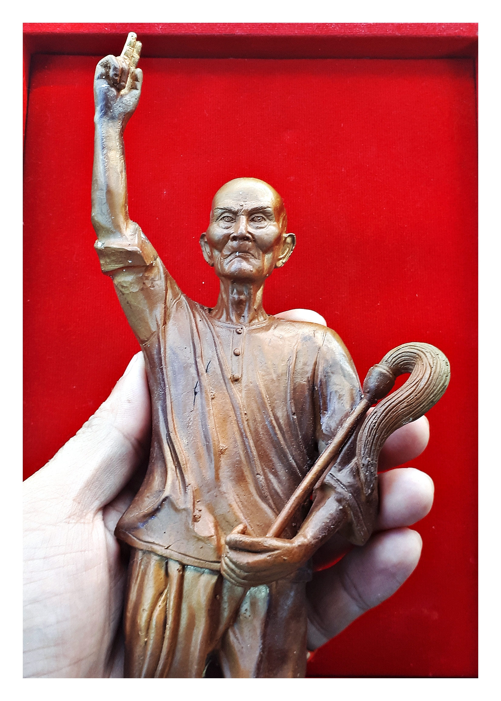 รูปหล่อ เซียนแปะ วัดศาลเจ้า ถือ กระบี่และแส้ ล้างอาถรรพ์ (ขนาด 8.9นิ้ว) (สร้างตามจำนวนที่สั่งจอง) เนื้อโลหะชนวน ฐานบรรจุผงมวลสารฟ้าประทานพร ปี2561 #รับประกันแท้ - หลวงพี่เก่ง วัดท่าเสา ปลุกเสก