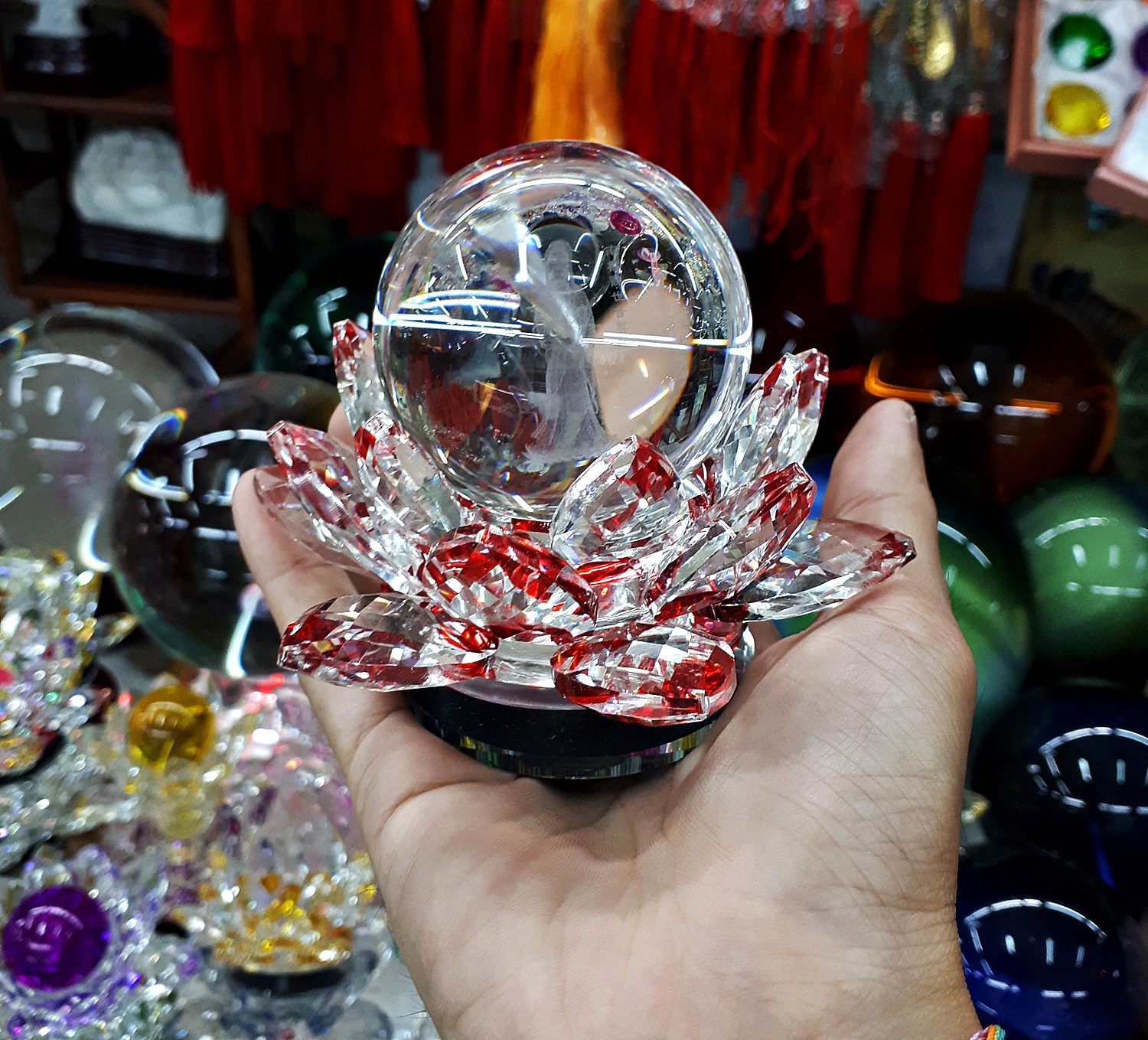 ลูกแก้ว ลายพระแม่กวนอิม 3มิติ ขนาด 2 นิ้ว ครึ่ง (6 เซนติเมตร ซม. cm Centimeter) พร้อมฐานคริสตัลดอกบัว
