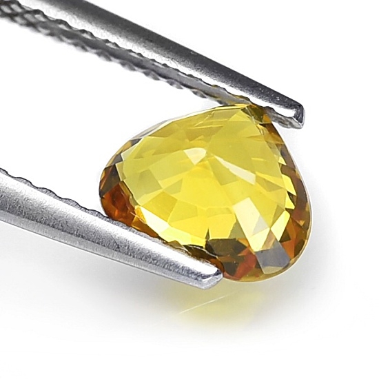 Heart Yellow Sapphire พลอยไทย บุษราคัมบางกะจะ รูปหัวใจ น้ำหนัก 1.09 กะรัต ขนาด 7x5.7x3.4 มิล สีเหลืองทอง ความสะอาดมองตาเปล่าสะอาด 99% ไฟดี