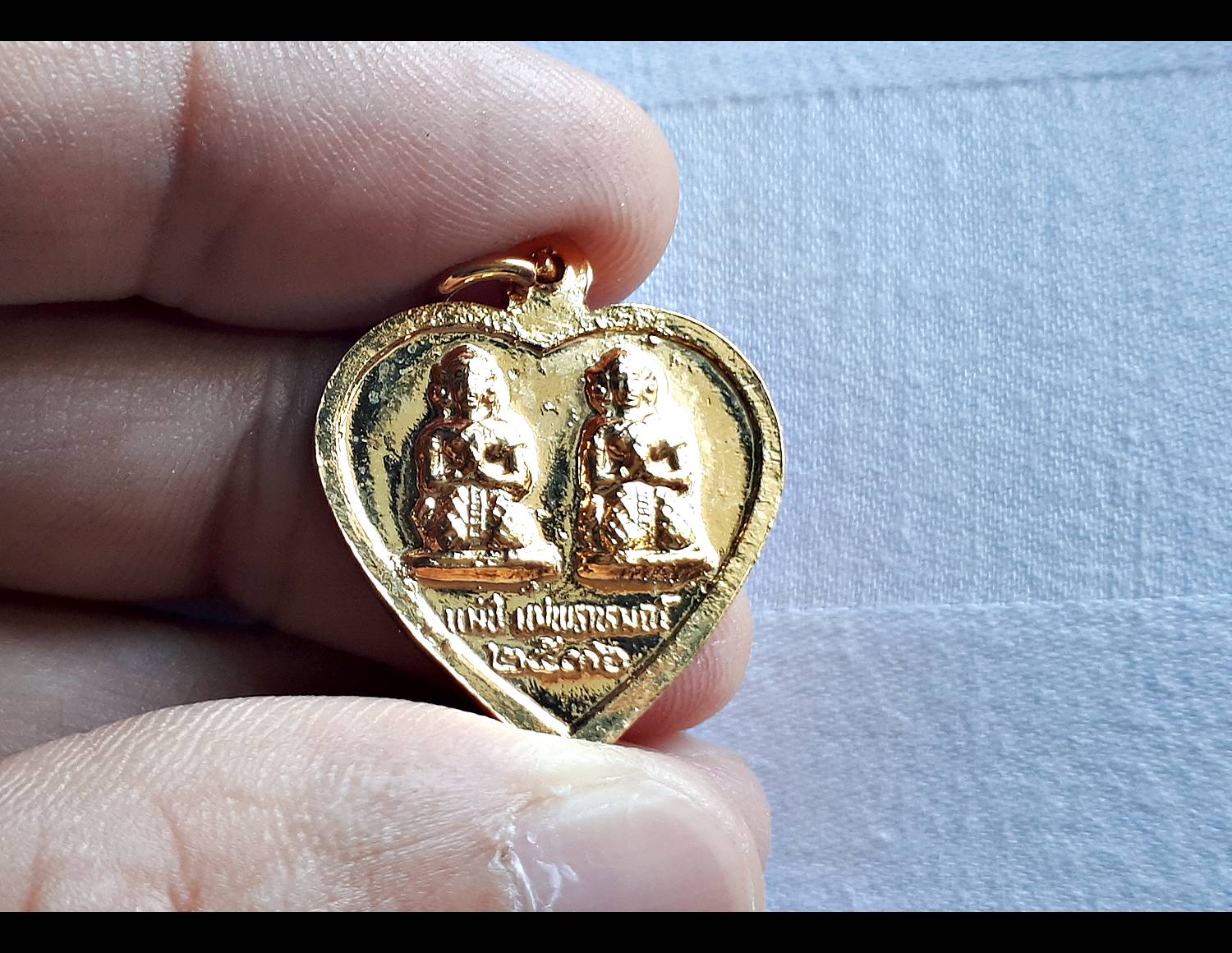 เหรียญหลวงพ่อทอง วัดเขาตะเครา (ทรงหัวใจ) เนื้อกระไหล่ทอง ลงยาสีแดง ปี2557