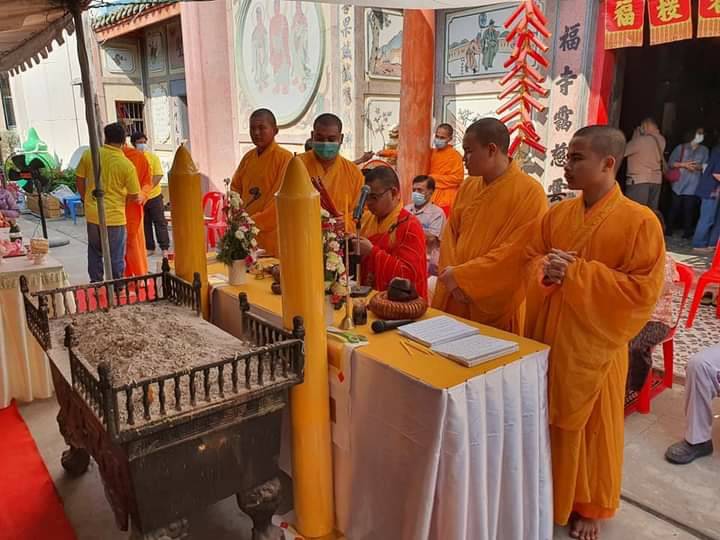 กิมปั่ง ฝั่งเพรช สวารอฟสกี้(Swarovski) ฐานอุดมวลสาร หีบมงคลเสริมดวง เสริมฮวงจุ้ย เนื้อซิลเวอร์พลัส(Silver plus) รุ่น2 ปี2564 #การันตี #รับประกันแท้ - (ปรับหนุนเสริมดวงชะตา รับทรัพย์ เงินเข้ามาแล้วเงินจะตายอยู่ในหีบไม่ไหลออก)