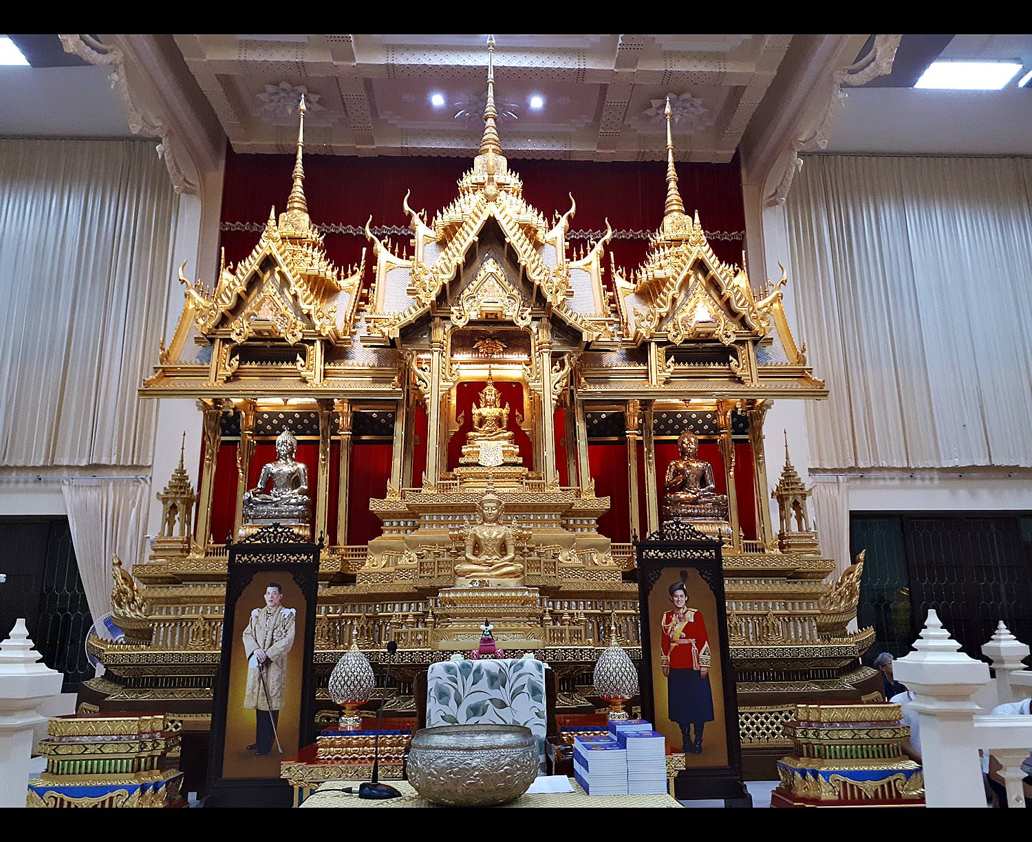 รูปหล่อ สมเด็จองค์ปฐม (พระพุทธรูป หลวงพ่อทองคำ ปางพระแก้วมรกต ทรงเครื่องพระจักรพรรดิ) (ขนาดพระบูชา หน้าตัก5นิ้ว) เนื้อโลหะทองเหลือง ปิดทองแท้ ปี2562 #รับประกันแท้ - หลวงพ่อเล็ก วัดท่าขนุน