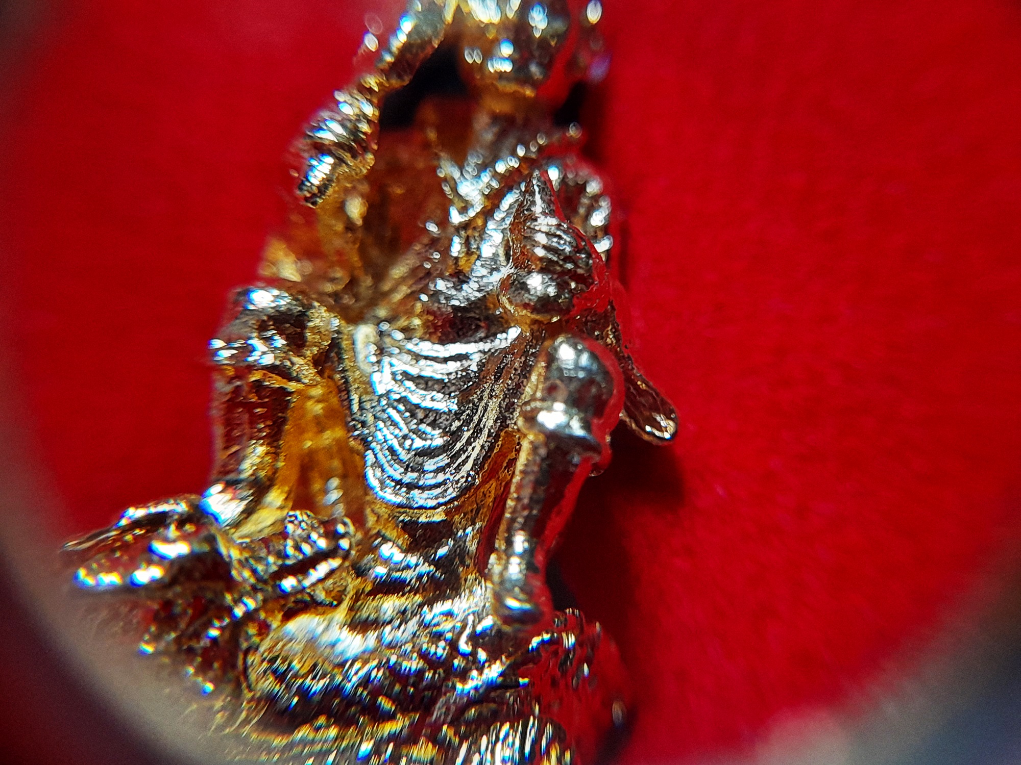 ท่านจี้กง (มีพัด น้ำเต้า ประทับบนมังกร ครบจบที่องค์เดียว) ประทับพญามังกร (ขนาดห้อยคอ ลอยองค์ (ขนาดพกพา)) เนื้อชุบทอง ปี2564 #รับประกันแท้