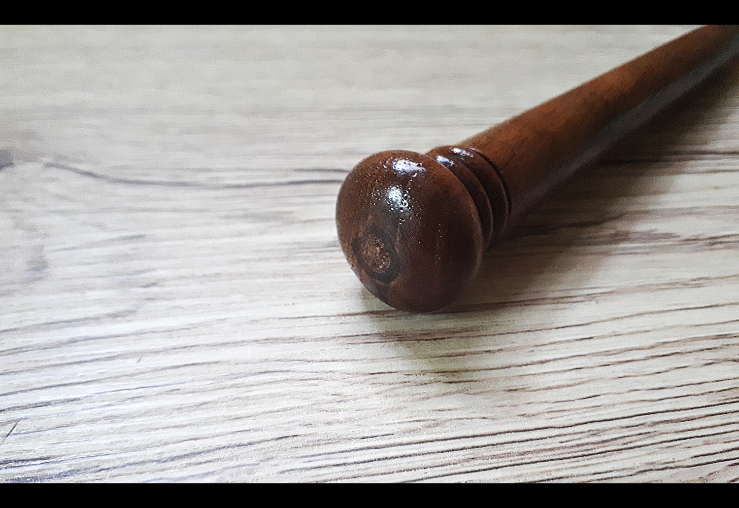 ไม้ครู (ทำจากเนื้อไม้คานโบสถ์ วัดพระพุทธบาท จ.สระบุรี) - (อานุภาพ มหาอำนาจคุมบริวาร อีกทั้งลาภและความเจริญ ด้วยจากบารมีครู) ยาว7นิ้ว