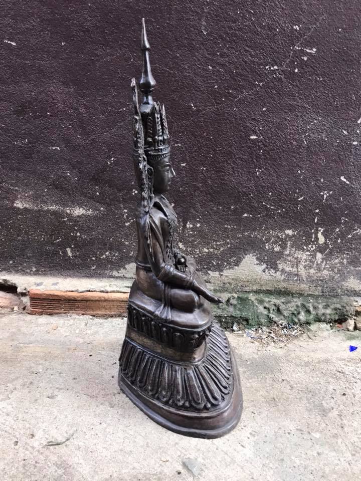 รูปหล่อ พระพุทธรูป เชียงรุ้งทรงเครื่อง เนื้อทองเหลืองรมดำ (หน้าตัก5นิ้ว ความสูง18 นิ้ว)