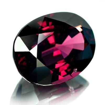 Rhodolite พพลอยโรโดไลท์ รูปไข่ขนาดใหญ่ หนัก 14.32 กะรัต สีแดงเข้ม อมม่วงไม่เกิน5% ความสะอาดมองตาเปล่ามีตำหนิ บริเวณขอบ 1 จุด ลักษณะเหมือนตามด