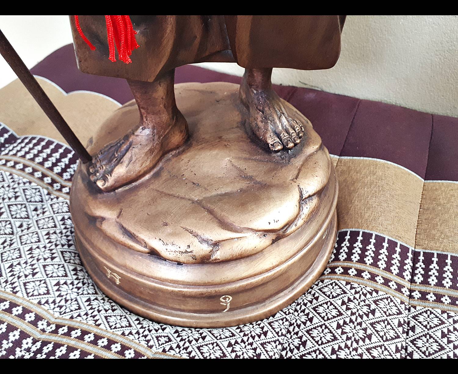 รูปหล่อ หลวงปุ่หมุน วัดบ้านจาน เนื้อโลหะทองเหลือง ยืนถือไม้เท้า พญานาค ขนาดบูชา (องค์ใหญ่ สูง21นิ้ว)