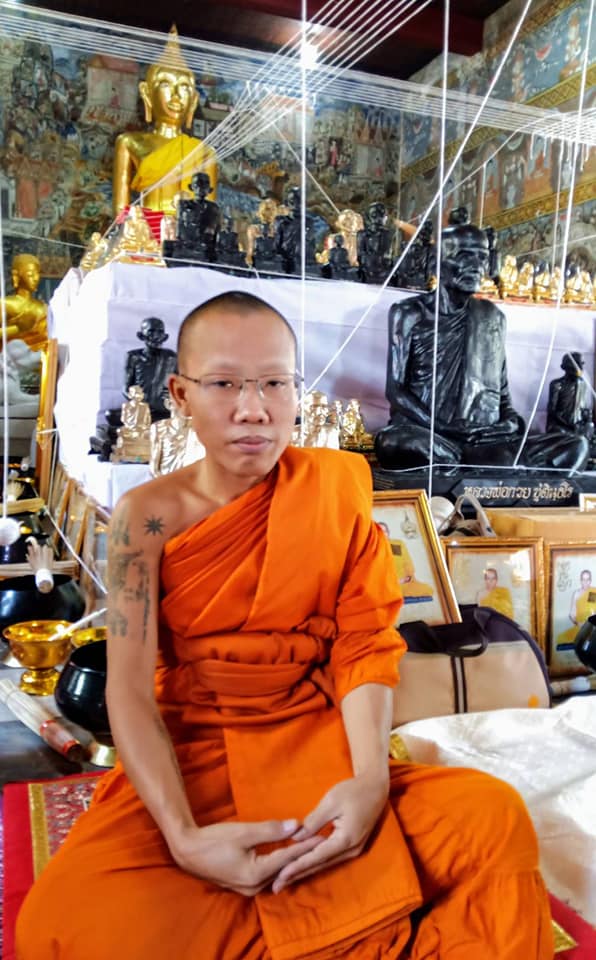 เหรียญหลวงพ่อกวย วัดโฆสิตาราม(วัดบ้านแค) เนื้อกระไหล่ทองคำ ลงยาแดง ปี2562 (แยกจากชุดกรรมการ) #รับประกันแท้ รูปภาพ สี หลวงพ่อกวย วัดโฆสิตาราม(วัดบ้านแค) (ขนาดตั้งบูชา 11x15นิ้ว) ปี2562 #รับประกันแท้ -- #พิธีดีมากดวงจิตหลวงพ่อกวยมาเสกให้เอง