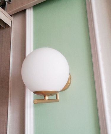 โคมไฟติดผนังก้านเหล็กตัว L สีทอง โป๊ะโคมแก้วสีขาวขุ่นทรงกลม [WA-G15]