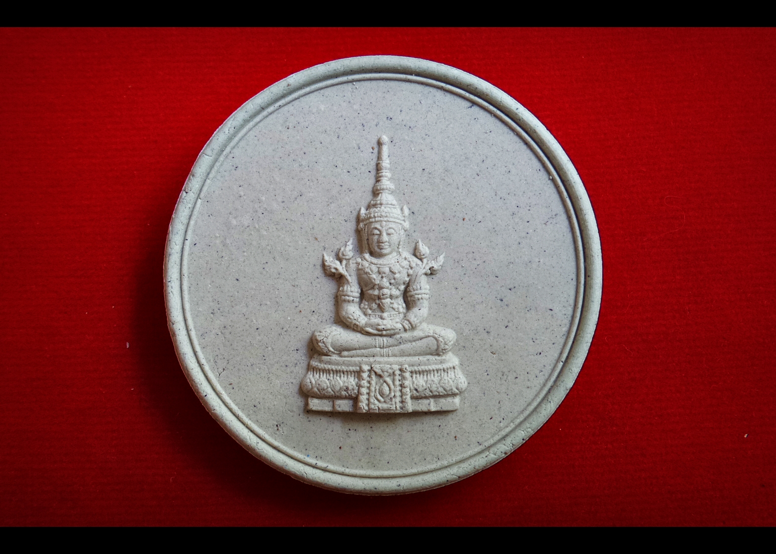 พระพุทธรูป ทรงเครื่องจักรพรรดิราช หลังอักษรมงคลจีน “ฮก” อักษรมงคลไทย “รวยหมื่นลี้ เศรษฐีหมื่นล้าน” พ่อครูพระอาจารย์ศิริพงศ์
