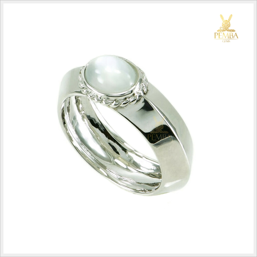 แหวนมุกดาหารแท้ สีขาวนวล ทรงหลังเบี้ย เรียบมีสไตล์