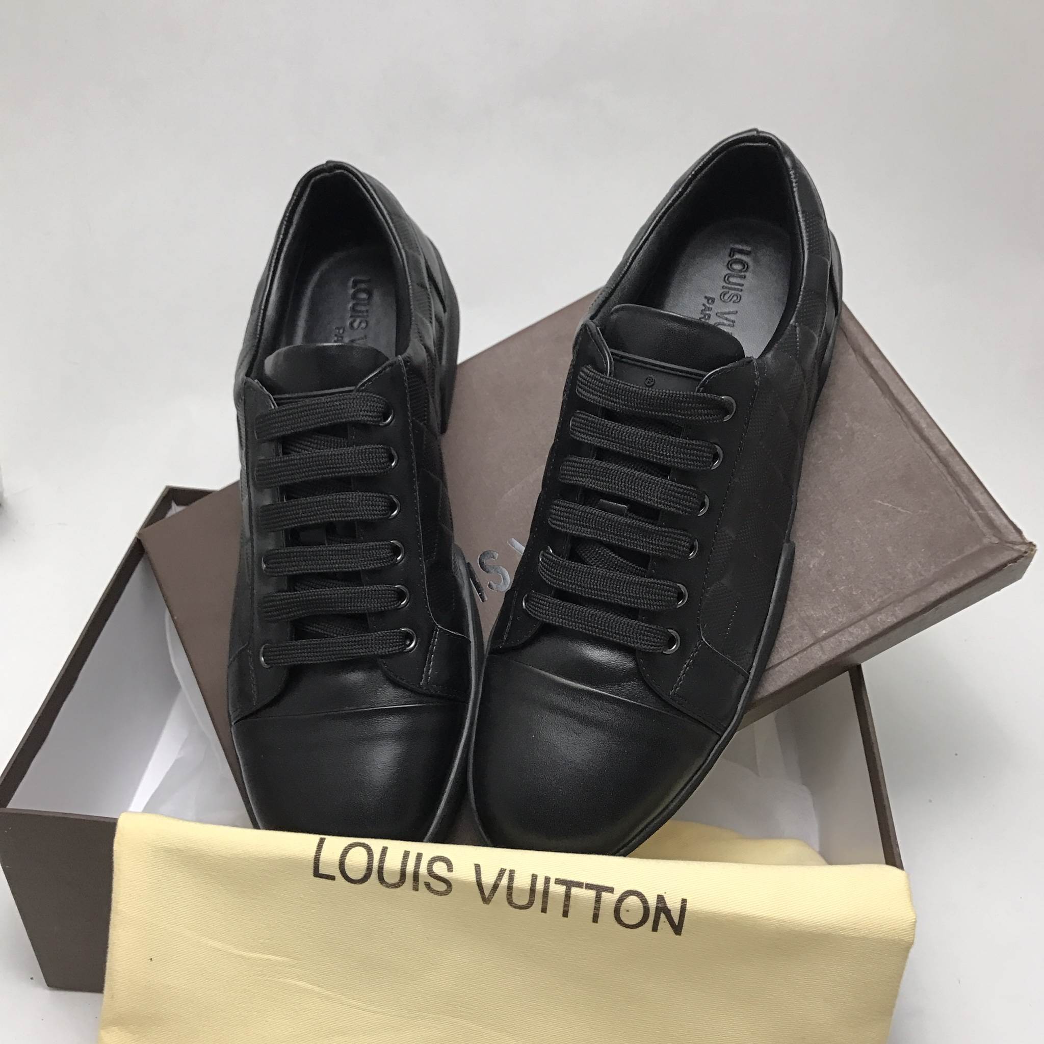 รองเท้า lv men damier sneakers ชาย size 40-44 สีดำ ลาย damier