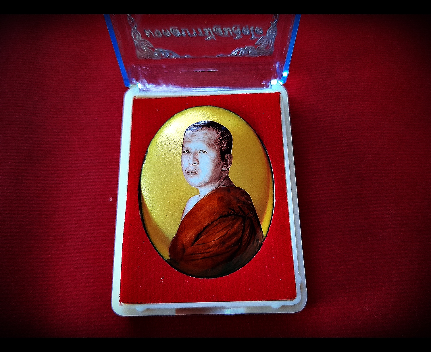 ล็อกเก็ต ฉากทอง ตอกโค็ด (หลังฝัง ผงมวลสาร/เกศา/จีวร/พระชัยวัฒน์ เนื้อเงินแท้/ตะกรุด ทองคำ-เงิน แท้) ปี2562-2563 (สร้าง19องค์) - หลวงพี่เก่ง วัดท่าเสา จ.สมุทรสาคร