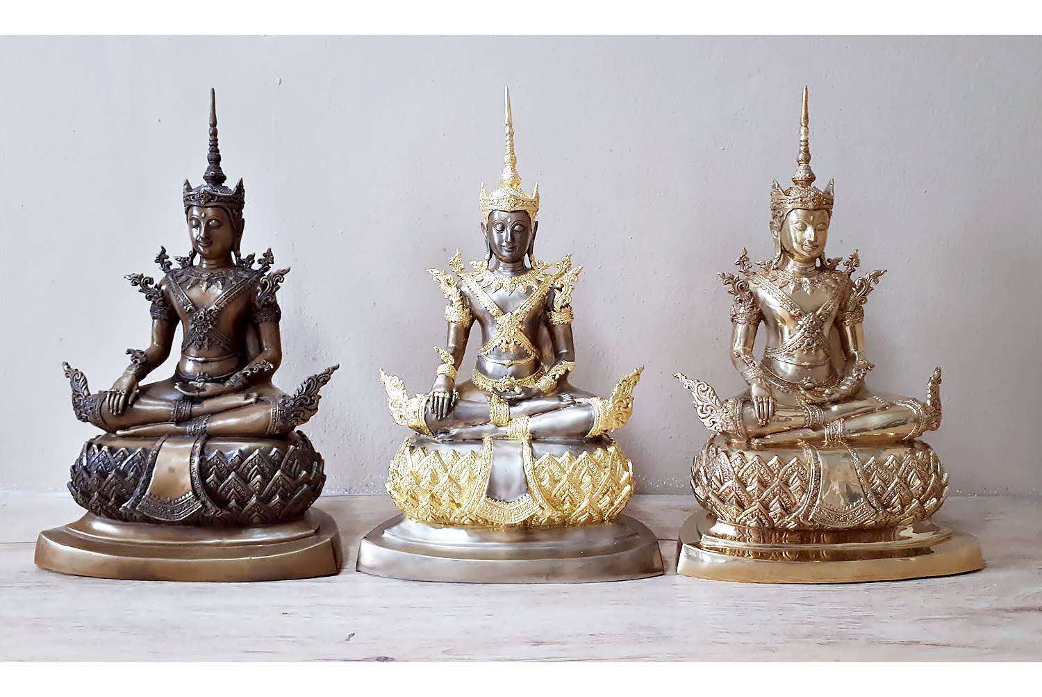รูปหล่อ พระพุทธรูป ปางทรงเครื่องพระจักพรรดิ์ 3องค์ เนื้อโลหะทองเหลือง (3แบบ รมดำ ปัดเงินปิดทอง ขัดเงา)