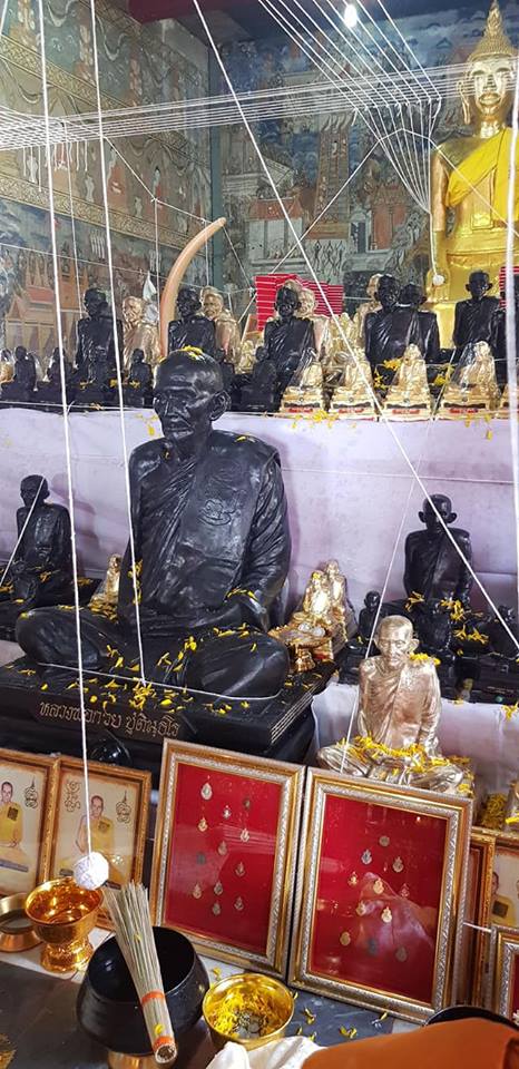 เหรียญหลวงพ่อกวย วัดโฆสิตาราม(วัดบ้านแค) เนื้อกระไหล่ทองคำ ลงยาแดง ปี2562 (แยกจากชุดกรรมการ) #รับประกันแท้ รูปภาพ สี หลวงพ่อกวย วัดโฆสิตาราม(วัดบ้านแค) (ขนาดตั้งบูชา 11x15นิ้ว) ปี2562 #รับประกันแท้ -- #พิธีดีมากดวงจิตหลวงพ่อกวยมาเสกให้เอง