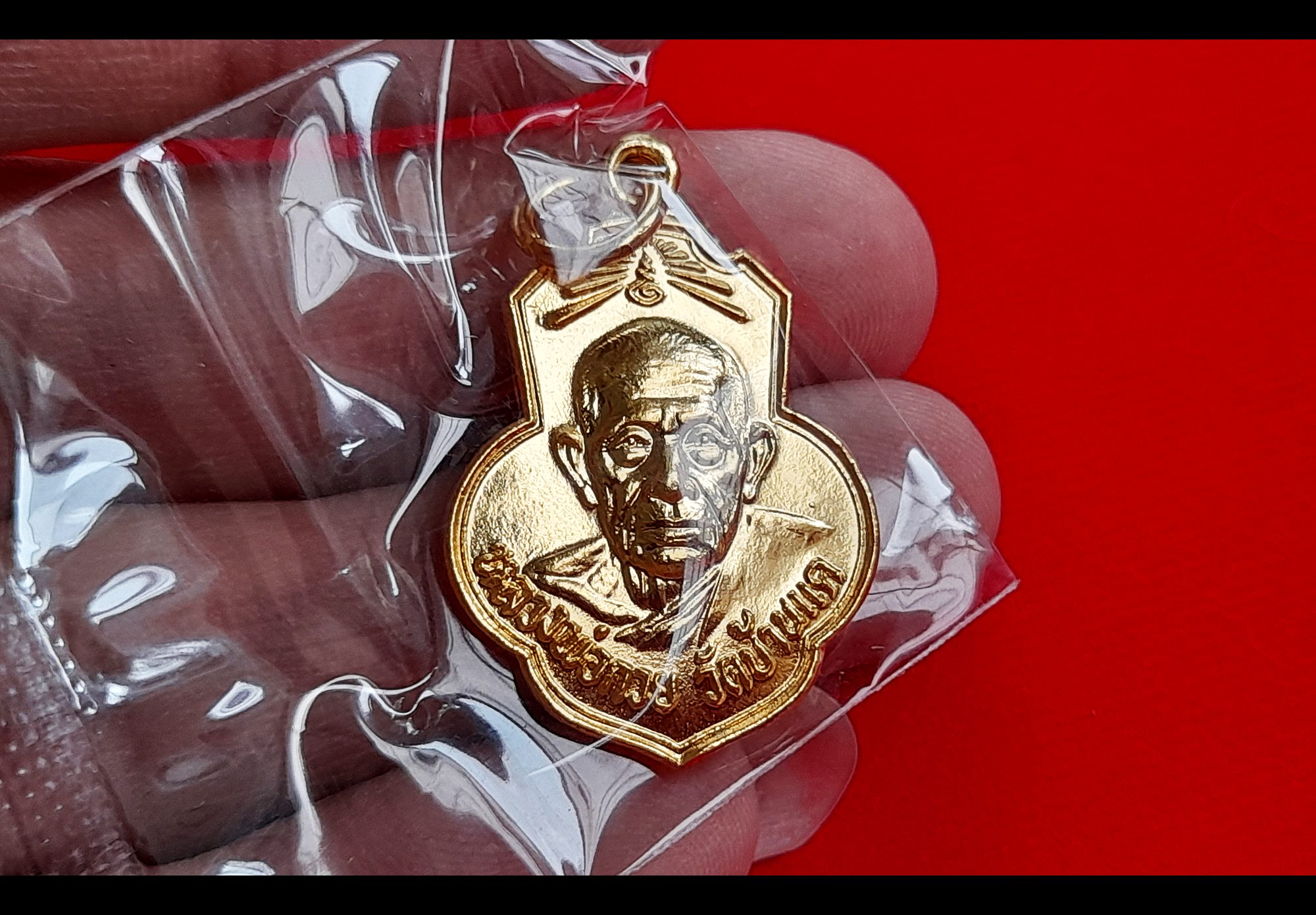 เหรียญ หลวงพ่อกวย วัดโฆสิตาราม หลังยันต์ครู ยันต์พระเจ้าอมโลก(นะโมพุทธายะ) เนื้อกะไหล่ทองคำ (หลังตอกโค็ด2จุด #อักษรจีน #ยันต์ดวงแก้วพระสีวลี) ปี2562 #รับประกันแท้ - #พิธีดีมากดวงจิตหลวงพ่อกวยมาเสกให้เอง