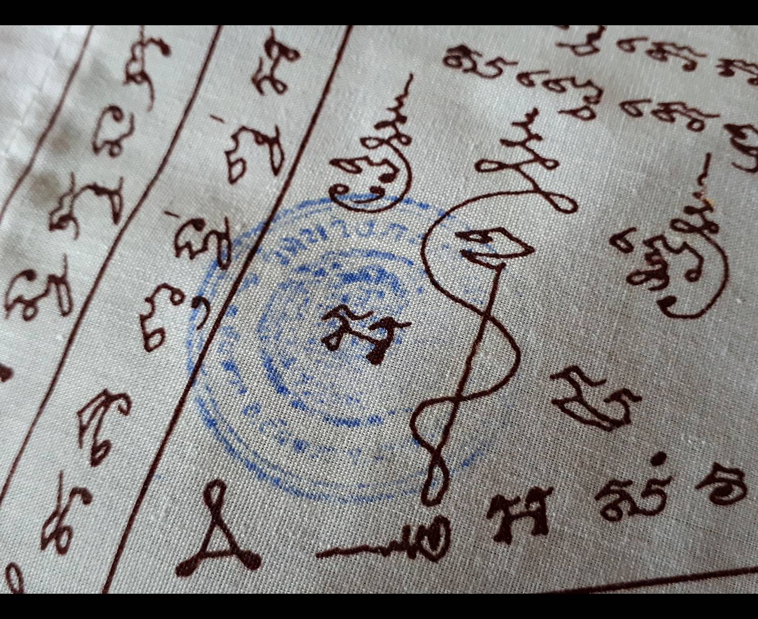 ธงมหาระงับ (3สี สีขาว สีแดง สีเหลือง) หลวงพ่อคง วัดบางกะพ้อม ปี2557 (ผืนใหญ่ยาว26นิ้ว) - (หลวงพ่อใจ วัดพระยาญาติ หลวงพ่ออิฐ วัดจุฬามณี ร่วมปลุกเสก)