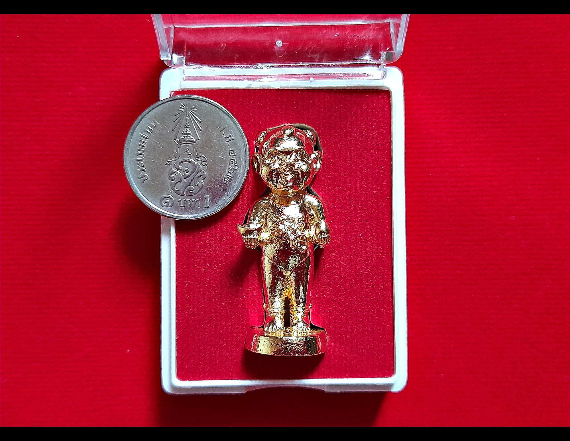 กุมารแห่งความสำเร็จ - กุมารจีน (ใส่ชุดเอี๊ยมจีน ซ้ายถือทอง ขวาถือลูกท้อ ใส่กำไล) เนื้อทองเหลือง(#ชนวน) ชุบทอง ฐานบรรจุมวลสาร ปี2564 #รับประกันแท้