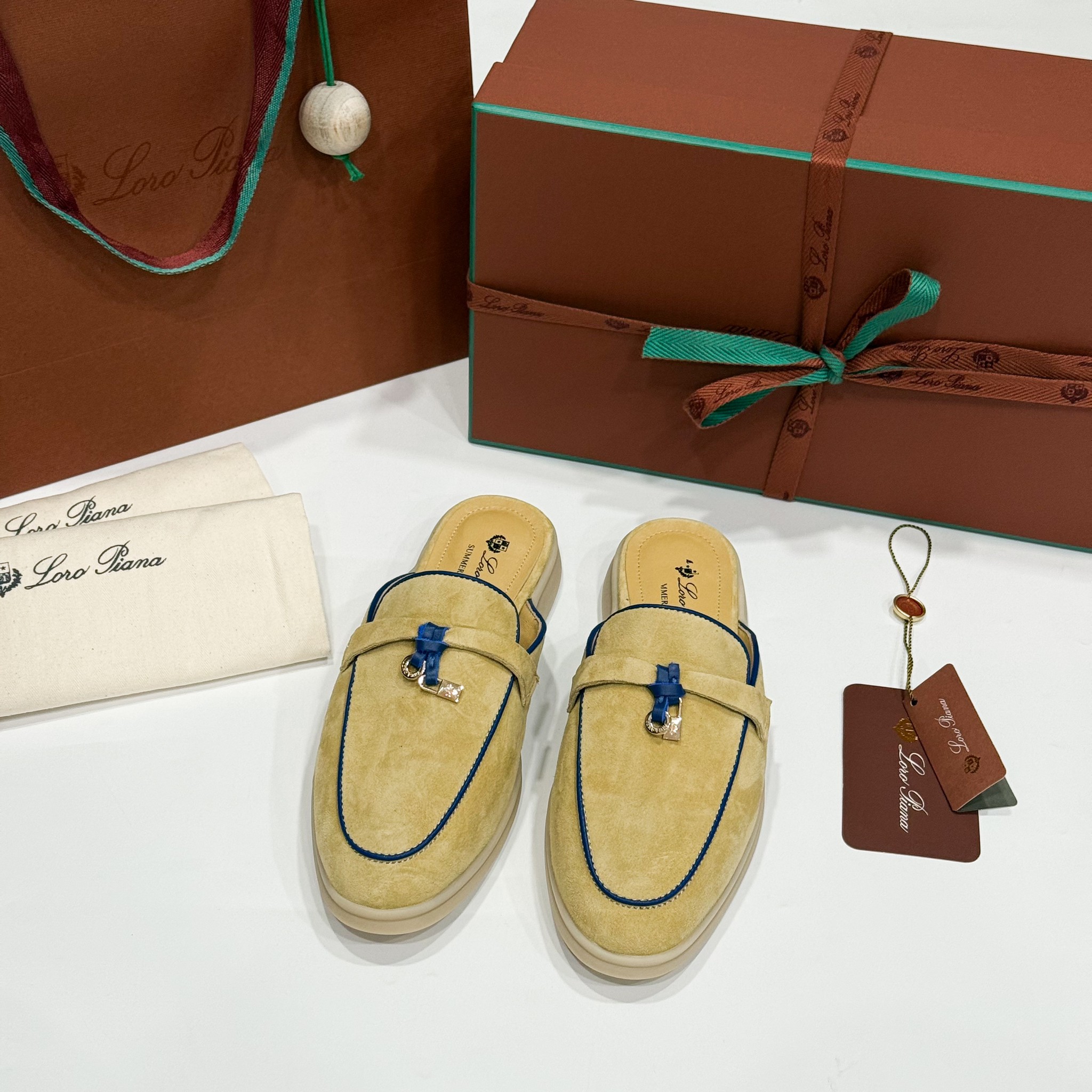 รองเท้า Loro Charms Walk Babouche Loafers หนังกลับ สีน้ำตาล