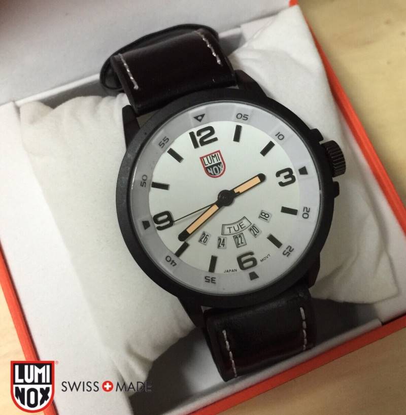 นาฬิกา Luminox สีดำ หน้าปัดขาว สายหนังสีน้ำตาลสวยทนเหมาะกับการใช้งาน
