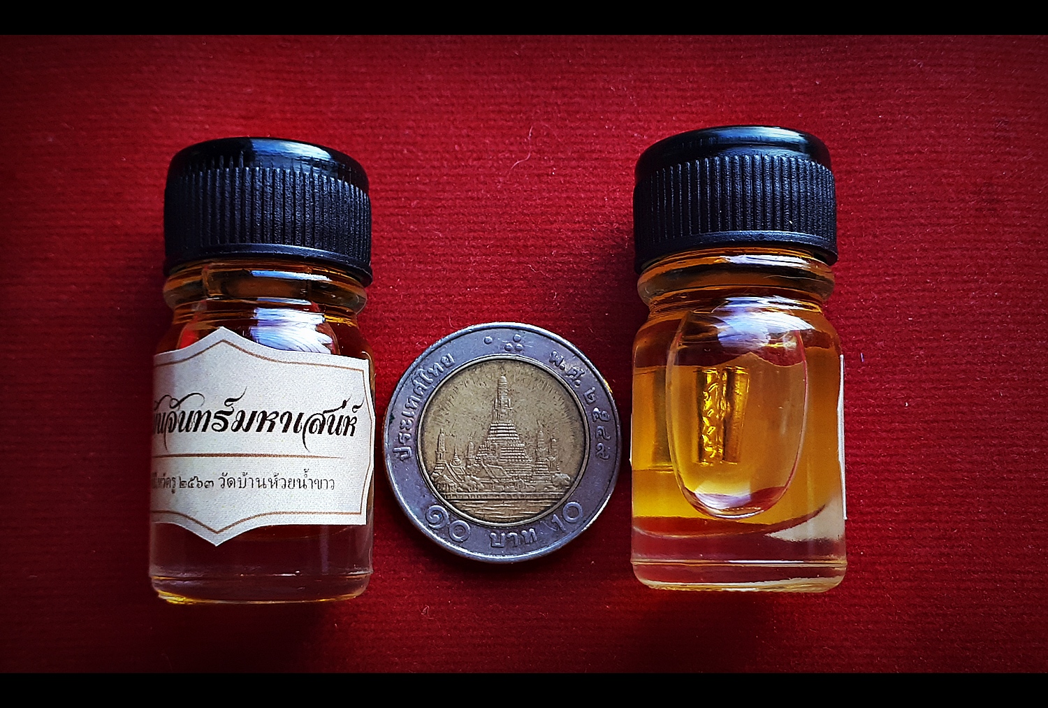 น้ำมันจันทร์มหาเสน่ห์ (แช่บรรจุ ตะกรุดสาริคู่ เนื้อเงินแท้ 2ดอก ) - หลวงพ่อเล็ก วัดท่าขนุน (ปลุกเสก วัดบ้านห้วยน้ำขาว ปี2563)