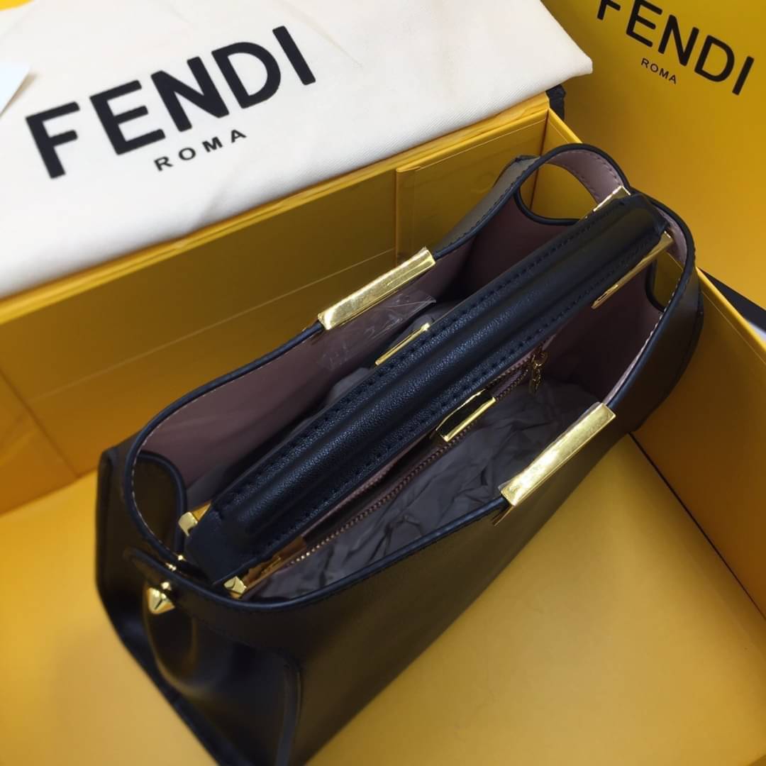 กระเป๋า fd peekaboo 27 cm. มีหลายสีสอบถามได้ค่ะ