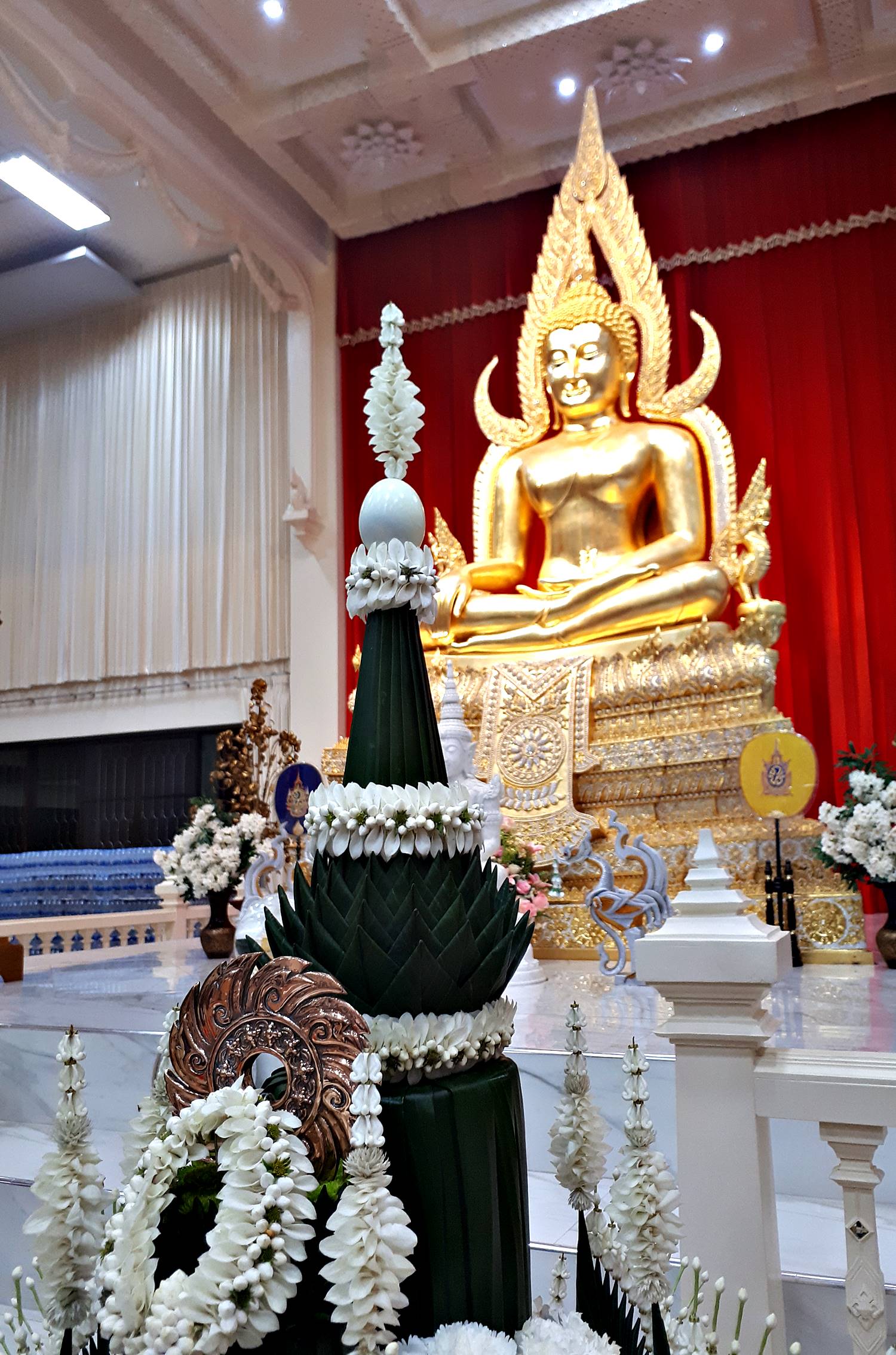 รูปหล่อ สมเด็จองค์ปฐม (พระพุทธรูป หลวงพ่อทองคำ ปางพระแก้วมรกต ทรงเครื่องพระจักรพรรดิ) (ขนาดพระบูชา หน้าตัก5นิ้ว) เนื้อโลหะทองเหลือง ปิดทองแท้ ปี2562 #รับประกันแท้ - หลวงพ่อเล็ก วัดท่าขนุน