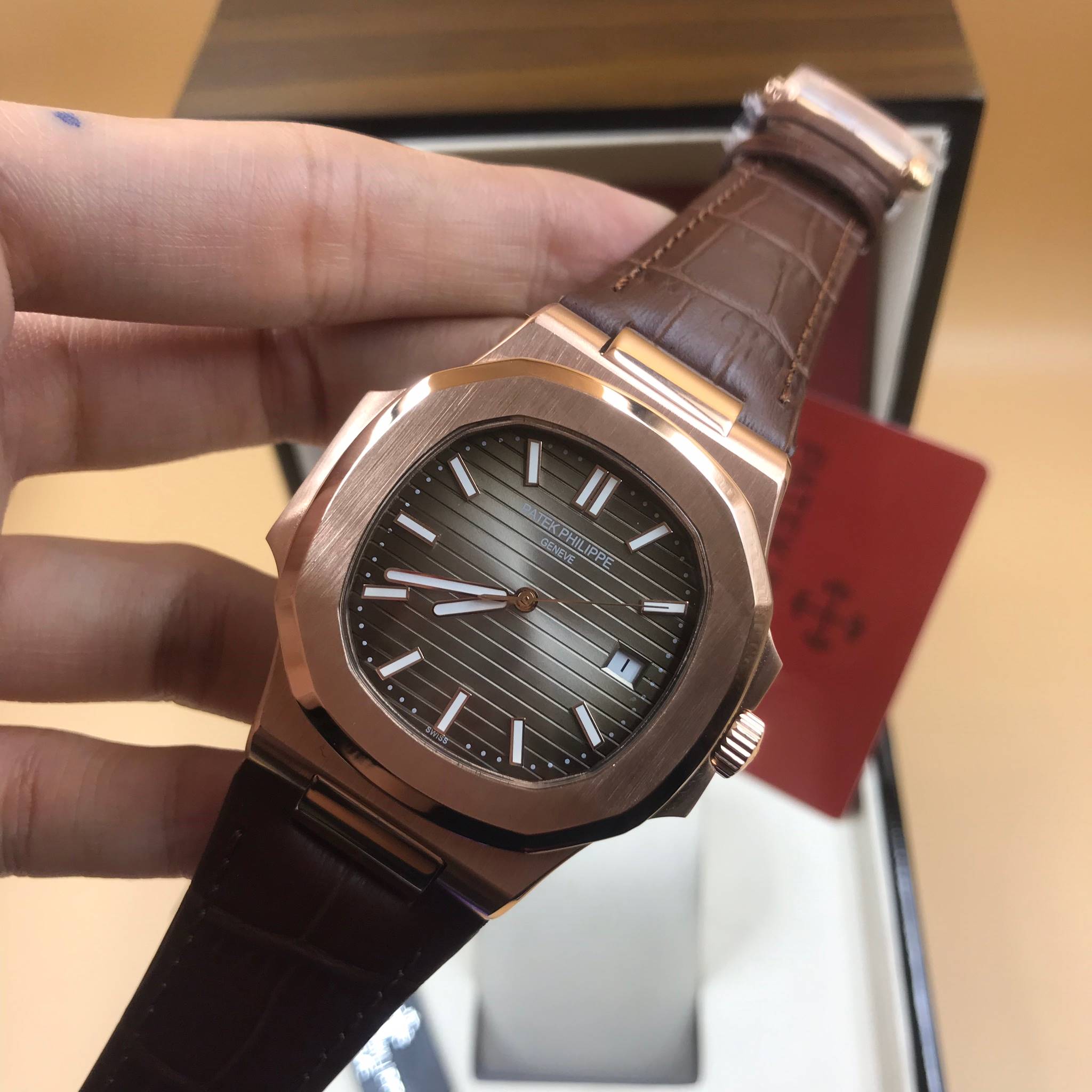 นาฬิกา Patek Philippe รุ่น Nautilus งาน Mirror Swiss สายหนังสีน้ำตาล หน้าน้ำตาล