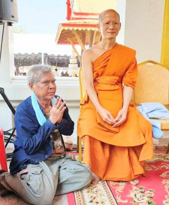 เหรียญหลวงพ่อกวย วัดโฆสิตาราม(วัดบ้านแค) เนื้อกระไหล่ทองคำ ลงยาแดง ปี2562 (แยกจากชุดกรรมการ) #รับประกันแท้ รูปภาพ สี หลวงพ่อกวย วัดโฆสิตาราม(วัดบ้านแค) (ขนาดตั้งบูชา 11x15นิ้ว) ปี2562 #รับประกันแท้ -- #พิธีดีมากดวงจิตหลวงพ่อกวยมาเสกให้เอง