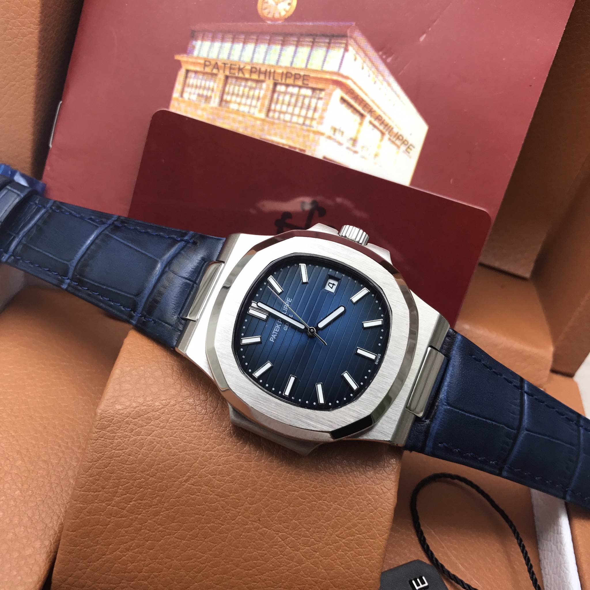 นาฬิกา Patek Philippe รุ่น Nautilus สายหนังสีนํ้าเงิน