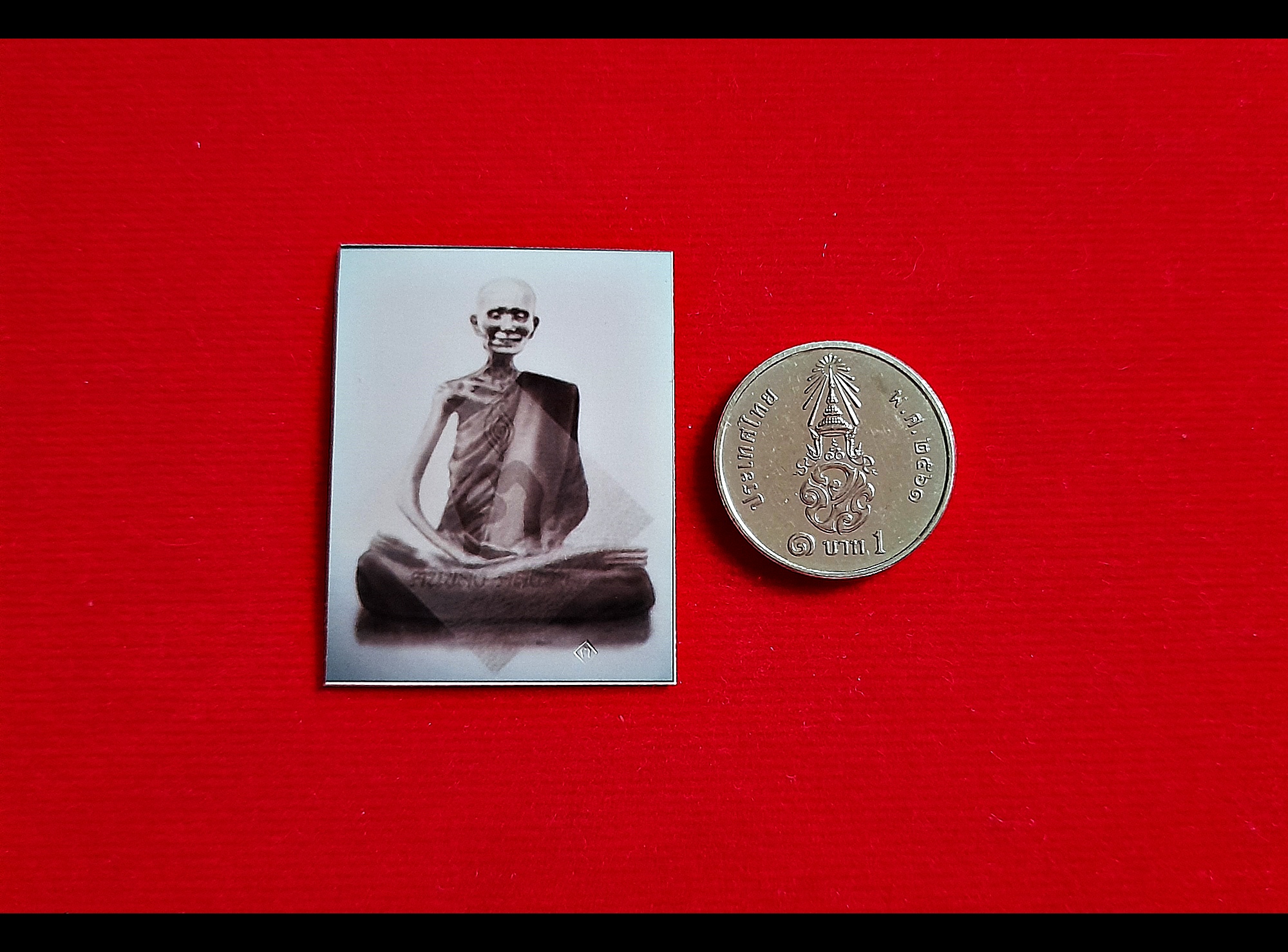 รูปภาพ หลวงปู่เดินหน อิเกสาโร(หลวงปู่เทพโลกอุดร) (ตอกโค็ด) หลังจีวร (ขนาดพกพา) ปี2563 #รับประกันแท้ - จัดสร้างโดย ฅนขลังคลังวิชา