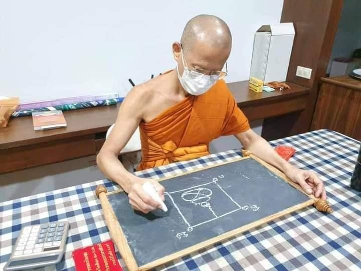 พระยอดขุนพล หลัง หนุมาน สี่กร ขี่สิงห์ #พิมพ์ใหญ่จัมโบ้ สีขาว เนื้อผงแก่ผงพุทธคุณ ปี2565 #รับประกันแท้ - หลวงพ่อเล็ก วัดท่าขนุน