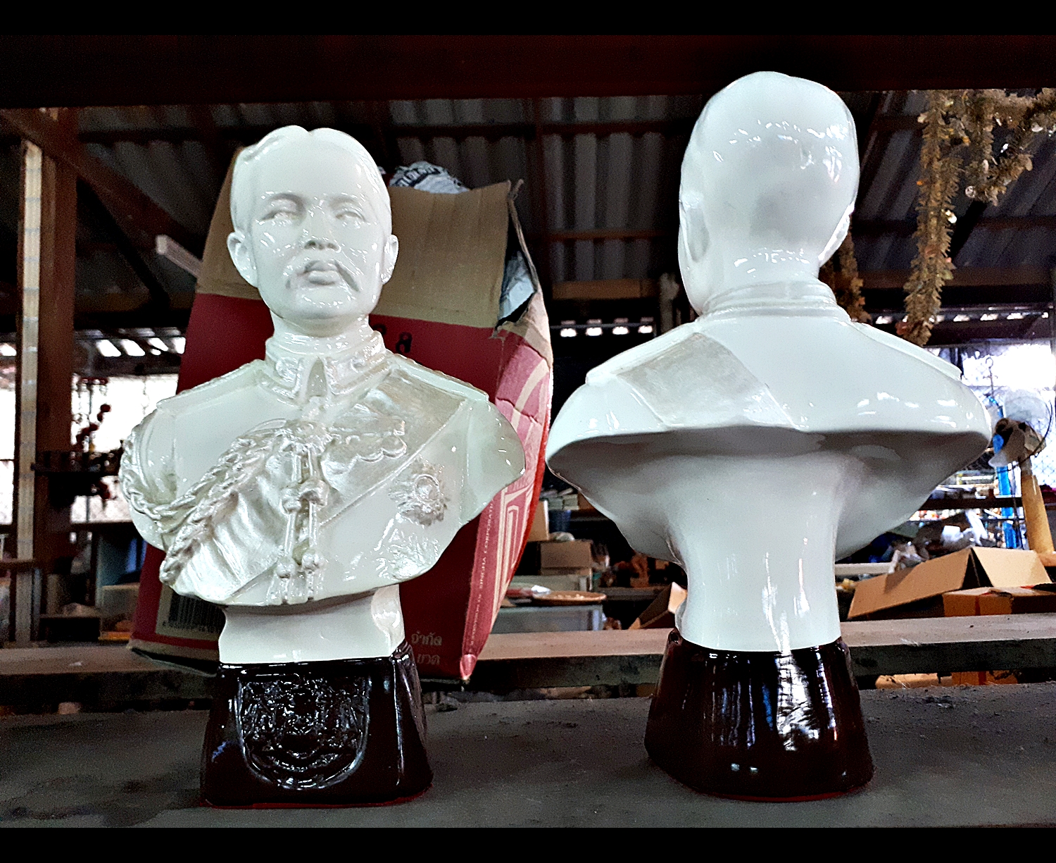 รูปหล่อ พระปิยมหาราช รัชกาลที่ 5 ร.5 เนื้อเรซิ่น สีขาว (ขายปลีก ขายส่ง)