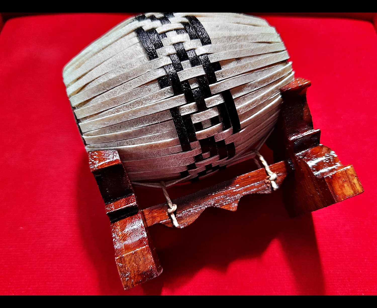 ตะโพน(เล็ก) (ชื่อเสียงโด่งดัง มหาลาภเมตตาเสหน่ห์) - (งานแฮนเมด ทำมือ วัสดุจากหนังวัวแท้ ฐานไม้สักทอง) (ขนาดตั้งบูชา เล็ก) รุ่น2 - (พิธี เสาร์๕)ปี2563