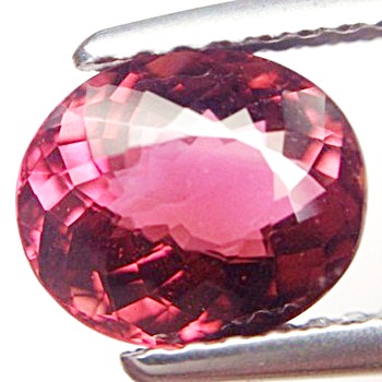 Natural Pink Tourmaline พลอยพิงค์ทัวมาลีน รูปไข่ หนัก 1.75 กะรัต สีชมพูอมม่วง สีโทนเข้ม มองตาเปล่าเนื้อสะอาดไม่มีตำหนิ ส่องด้วยกล้องขยายสะอาด 99%