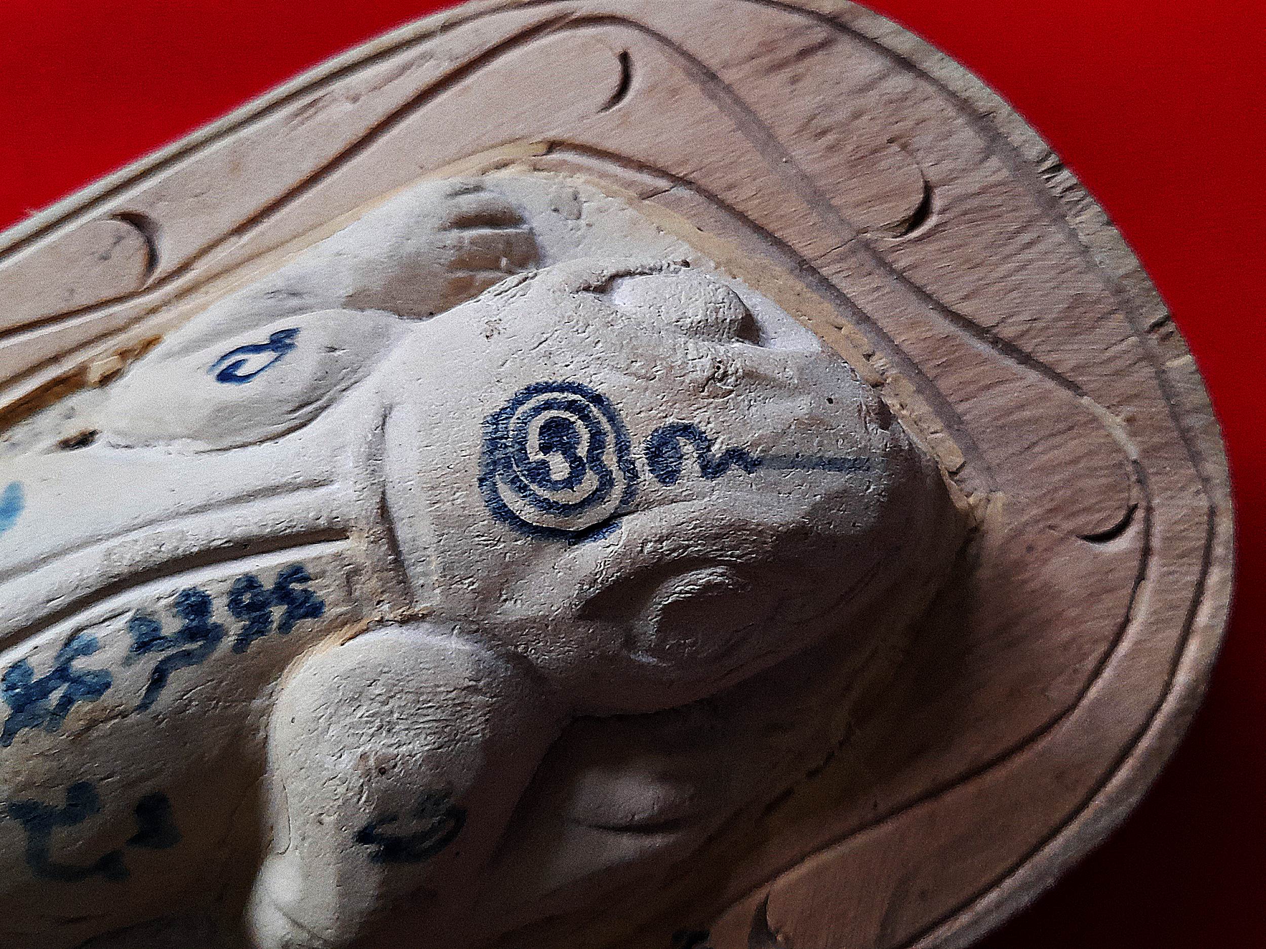 พญา จิ้งจก (ค้าขาย เรียกลูกค้า โชคลาภ เมตตา) (ขนาดใหญ่) เนื้อผง(ผสมมวลสารเก่าหลวงพ่อหน่าย วัดบ้านแจ้ง) ฐานไม้ตายพราย (จารยันต์สด เต็มสูตร) #รับประกันแท้ - หลวงพ่อพิมพ์(ลูกศิษย์ทัน หลวงพ่อหน่าย วัดบ้านแจ้ง)