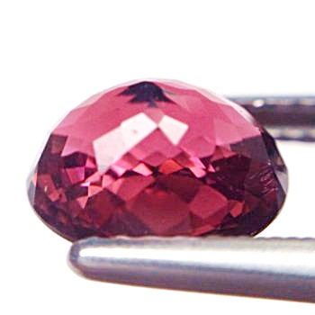 Natural Pink Tourmaline พลอยพิงค์ทัวมาลีน รูปไข่ หนัก 1.75 กะรัต สีชมพูอมม่วง สีโทนเข้ม มองตาเปล่าเนื้อสะอาดไม่มีตำหนิ ส่องด้วยกล้องขยายสะอาด 99%