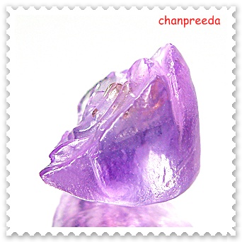 พลอยเนื้ออ่อน อเมทิสต์ (Amethyst) สีม่วงปานกลาง รูปหัวใจแกะสลัก น้ำหนัก 7.91 กะรัต ขนาด 12.8x12.8x9.5 มิล ภายในเม็ดมีตำหนิแต่มองแทบไม่เห็นรอยแตก