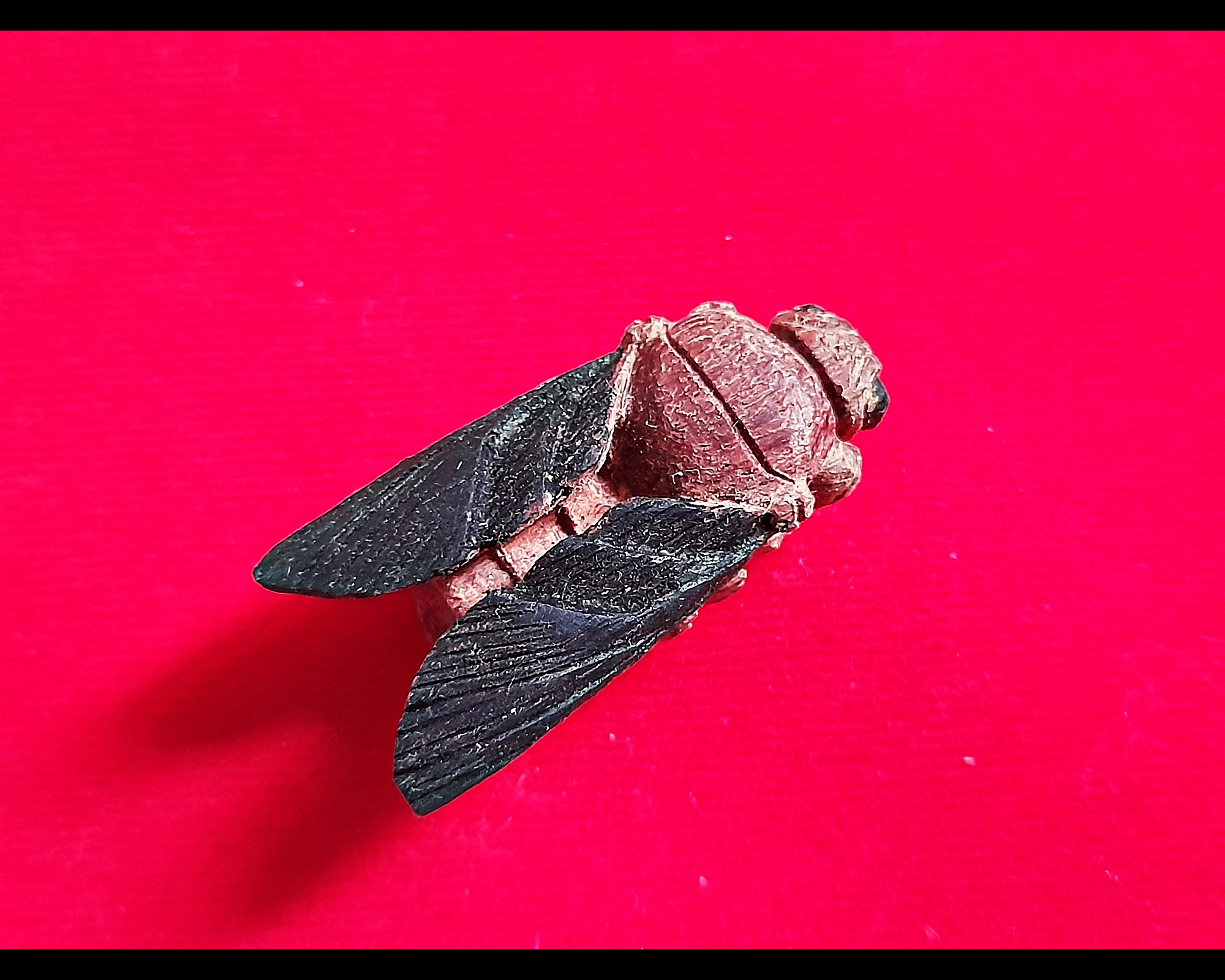 แมลงภู่ (เทพจำแลงอารักษ์) ปีกดำ #ตัวใหญ่ เนื้อไม้ดุมล้อเกวียน (งานแกะทำมือทุกขั้นตอนทีละองค์ ตามสูตรโบราณล้านนา) (ปลุกเสก3พิธี) ปี2564 #รับประกันแท้ - หลวงพ่อเล็ก วัดท่าขนุน #ปลุกเสก3พิธี