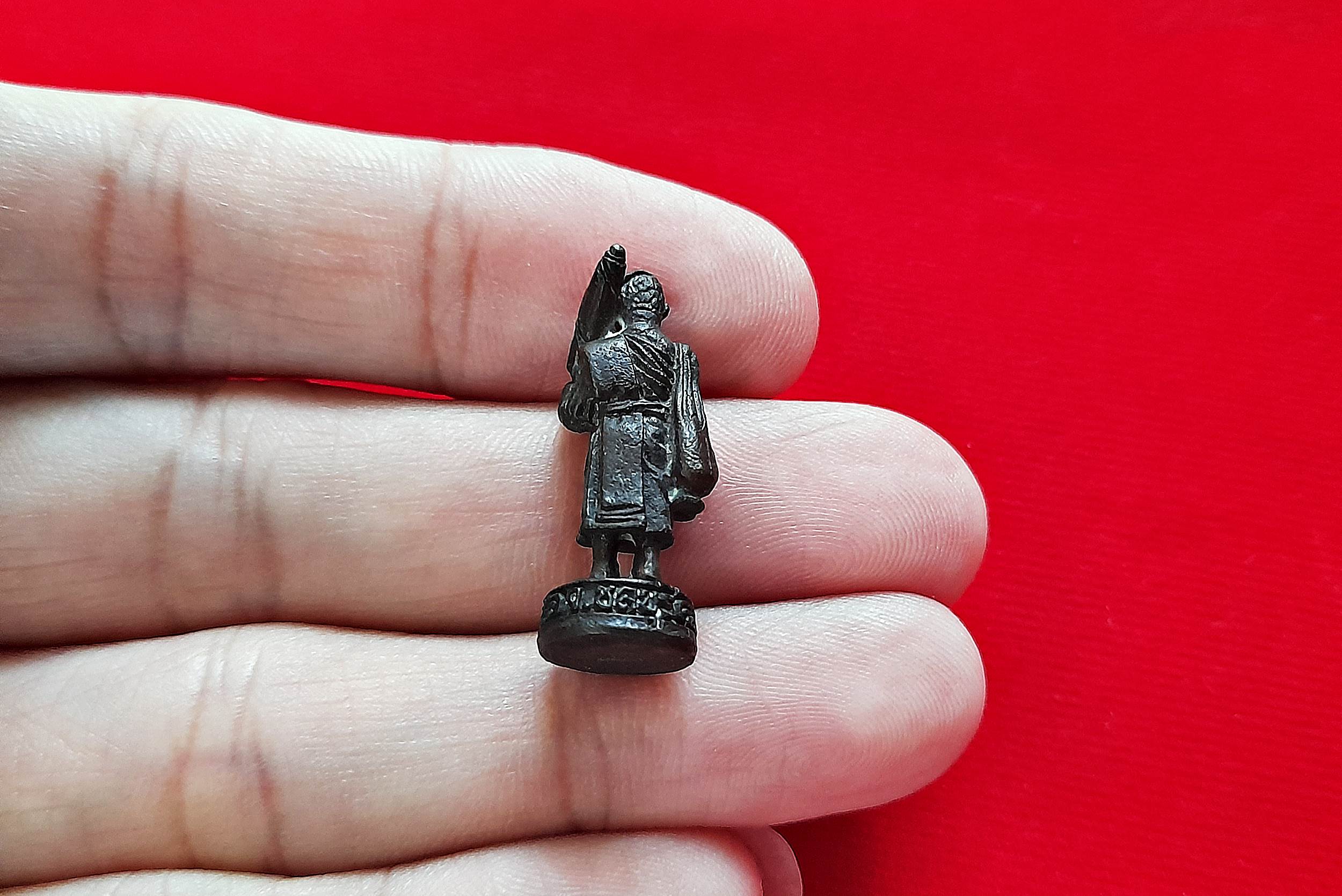 รูปหล่อ หลวงพ่อยงยุทธ ปางธุดงค์ รุ่น2 (ขนาดห้อยคอ) ปี2541 #รับประกันแท้และทัน - หลวงพ่อยงยุทธ วัดเขาไม้แดง จ.ชลบุรี